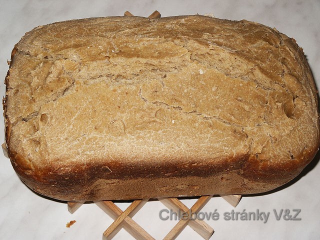 Vlasta a Zlata. Udělali jsme malý fotoseriál z posledního pečení. Zkoušeli jsme udělat chleba, kdy byla žitná a pšeničná mouka ve stejném poměru. Konečně upečený a vyklopený.