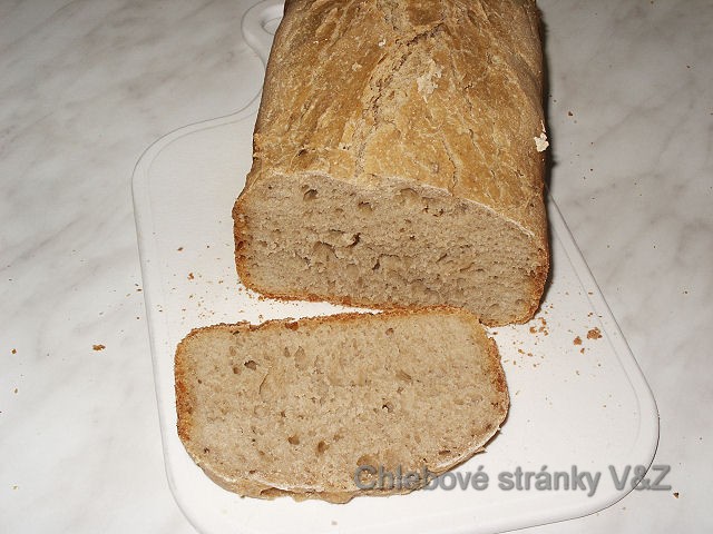 Vlasta a Zlata. Udělali jsme malý fotoseriál z posledního pečení. Zkoušeli jsme udělat chleba, kdy byla žitná a pšeničná mouka ve stejném poměru. A nakrájený.