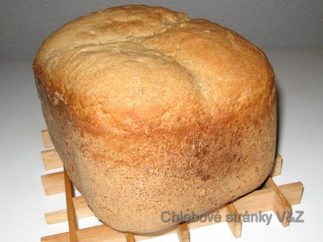 Vlasta a Zlata. Chleba z naší nové pekárny Electrolux. Je vidět, že kůrka je opravdu o něco křupavější díky ventilátoru, který rozhání horký vzduch uvnitř pekárny. Je upečený z chlebové mouky kterou prodávají v Kauflandu.