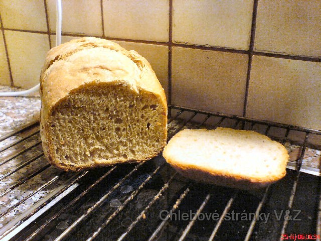 Martin. Jeho Gazdovsky chleb od Semixu, přesně podle receptu, pečený v pekárně Biffinet od Lidla na program základní, 1.250 kg, hodně vypečený. Fotka potvrzuje, že ze směsi by se měl chléb podařit pokaždé. 