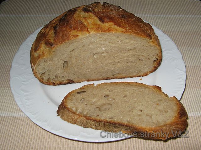 Vlasta a Zlata. Kombinovaně připravený chleba který není pečený v pekárně, ale v klasické troubě. Pekárna je použitá jen na zadělání a kynutí těsta. Těsto bylo před pečením postříkané slanou vodou. A tak vypadá nakrájený.