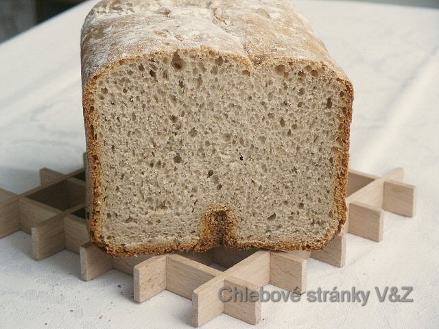 Vlasta a Zlata. Další chleba, kde jsme použili speciální chlebovou mouku z mlýna Korunka. Recept byl ale jiný než doporučený. Pekli jsme z vyzkoušených receptů Základní chleba a dopadl víc než dobře. Jen jsme jej pekli na střední velikost (1 kg).