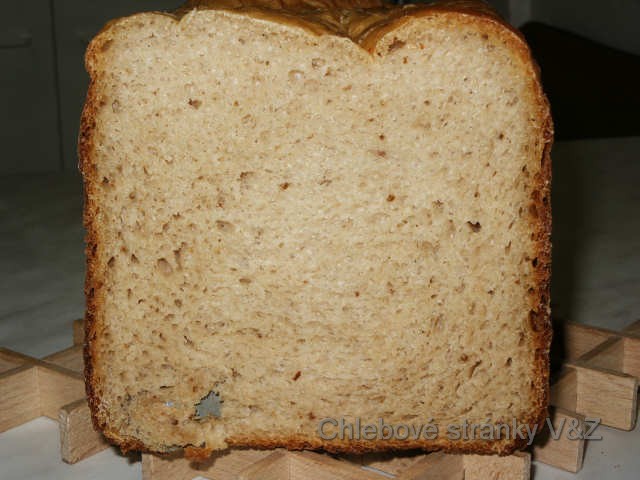 Vlasta a Zlata. Trochu jsme modifikovali náš základní chleba. Přidali jsme podmáslí, pekli jej na celý třiapůlhodinový program a tady je výsledek. Vzhled můžete posoudit hned a chuť až jej vyzkoušíte. Také jsme zkusili zakrýt okénko alobalem. Žádný velký efekt to ale nemělo.