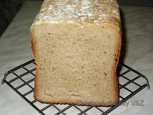 Vlasta a Zlata. Selský chleba ze směsi Semix. Chuťově dobrý, nadýchaný, zkrátka jako čerstvý chleba. Dělali jsme jej opět přesně podle receptu na sáčku, kde však není doporučený program na pečení. Použili jsme 1 Normál, velikost 1.25kg (BBA 2784) a nejtmavší kůrku. Ve směsi není droždí. Podle návodu je třeba použít čerstvé droždí, vytvořit kvásek a to znamená, že nejde použít odložený start. Směsi je poměrně hodně, naše pekárna umí maximálně 1,3kg chleba a tenhle byl až nad okraj formy. Podle našeho názoru by směsi mohlo být méně, majitelé pekáren s menším obsahem formy budou mít asi s tímhle množstvím problémy. V tomto ohledu se nám zdají německé směsi výhodnější. Dělají se tam balení po 1kg na dva chleby, nebo 0,5kg na jeden chleba.