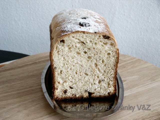 Vlasta a Zlata. Tady je fotka sladkého chleba ze směsí, které jsem tady popisovali, jen jsme jej vylepšili rozinkami. 
