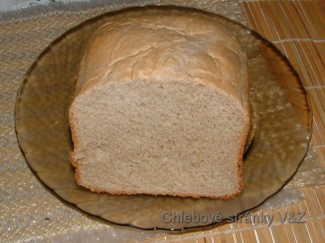 Vlasta a Zlata. Odzkoušeli jsme Chléb s bramborovou kaší a jak se nám povedl vidíte sami. Chutí i vzhledem je velmi podobný chlebu z hotových směsí.